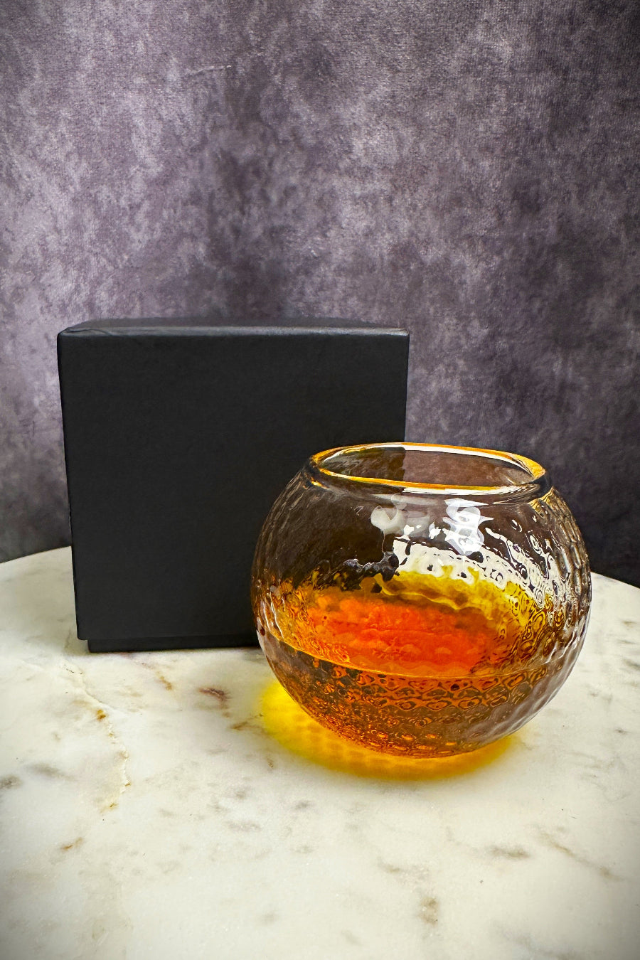 Black luxury gift box with personalized whiskey glass for golf lovers, perfect gift for a friend or colleague